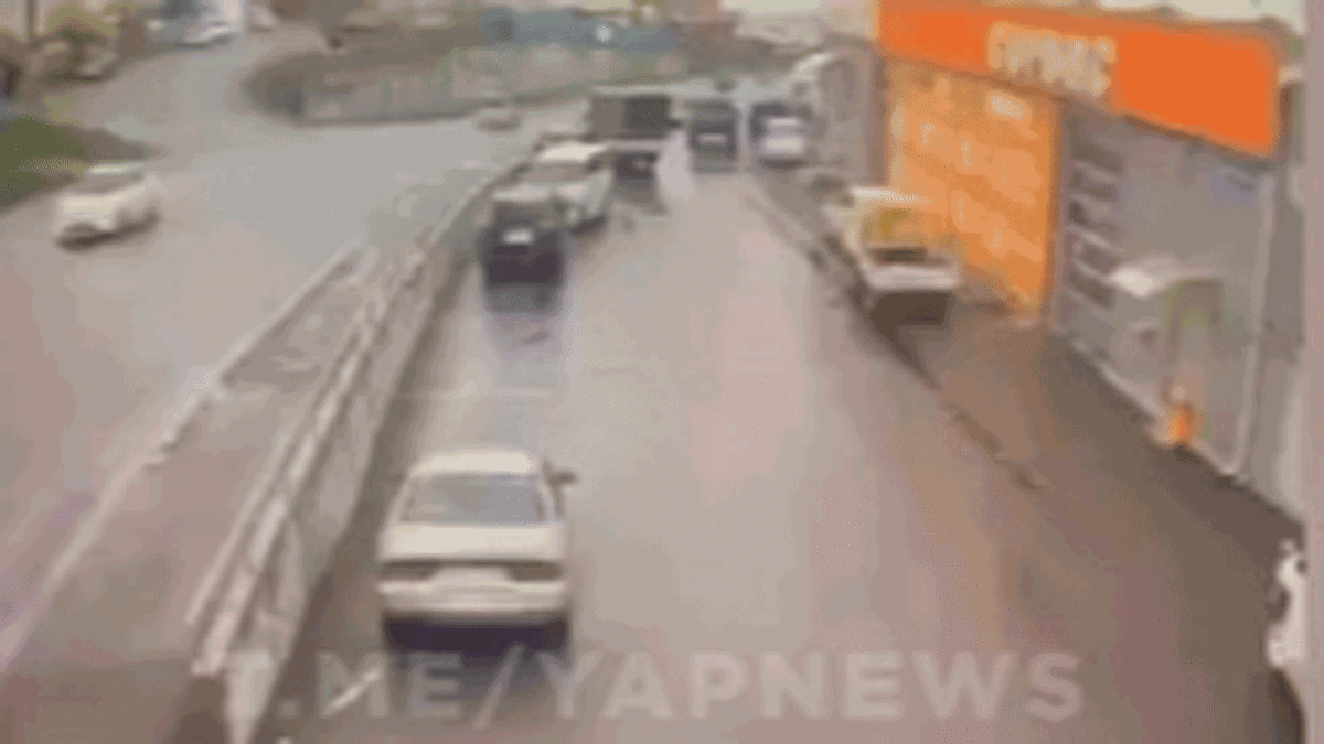 فیلم| سقوط بار کامیون بر روی میتسوبیشی