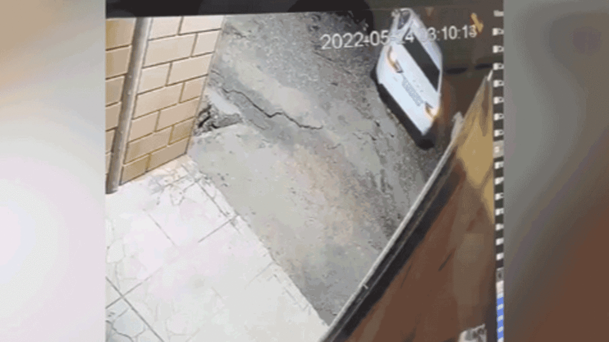 فیلم| لحظه فرو رفتن خودرو در زمین!