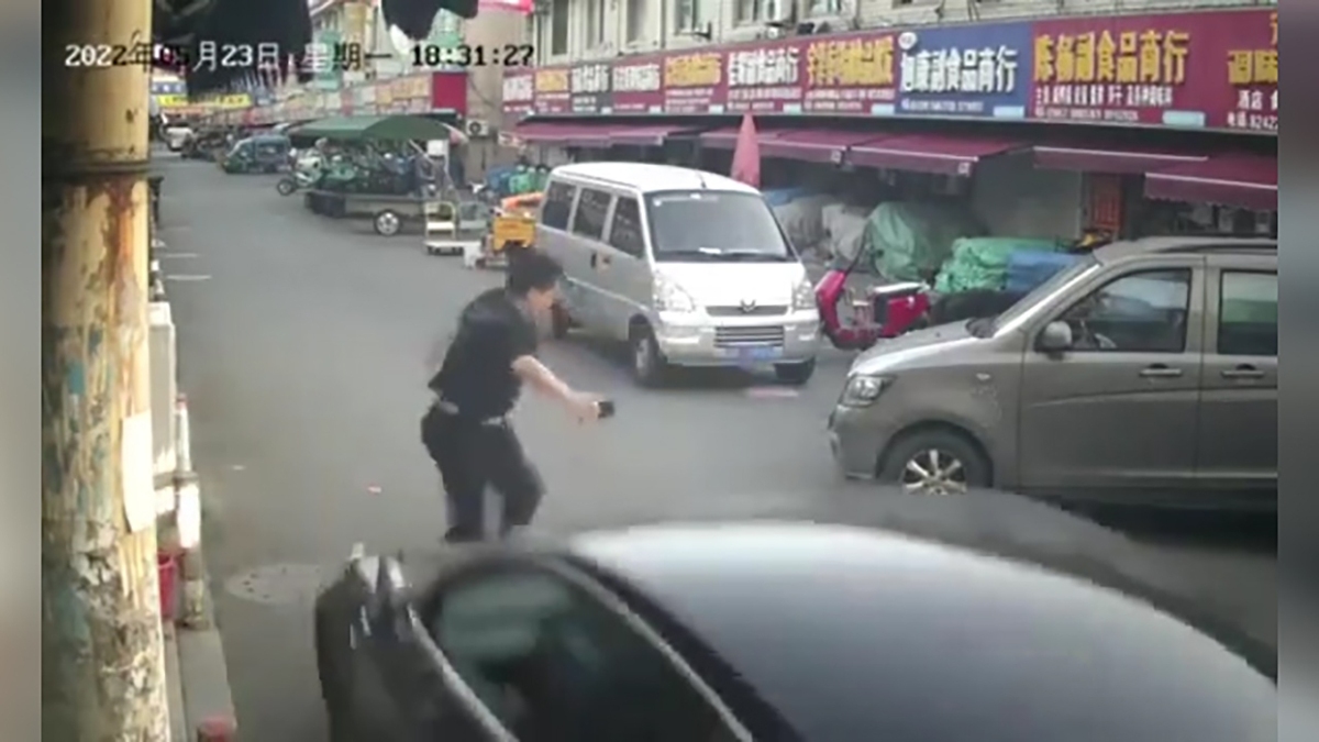 فیلم| عبور ماشین تسلا از روی یک مرد