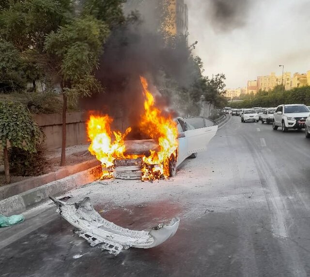 آتش گرفتن «بنز» در بزرگراهی در تهران + عکس