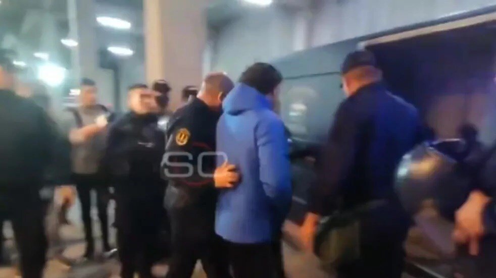 دستگیری بازیکن سابق بارسلونا توسط پلیس/عکس