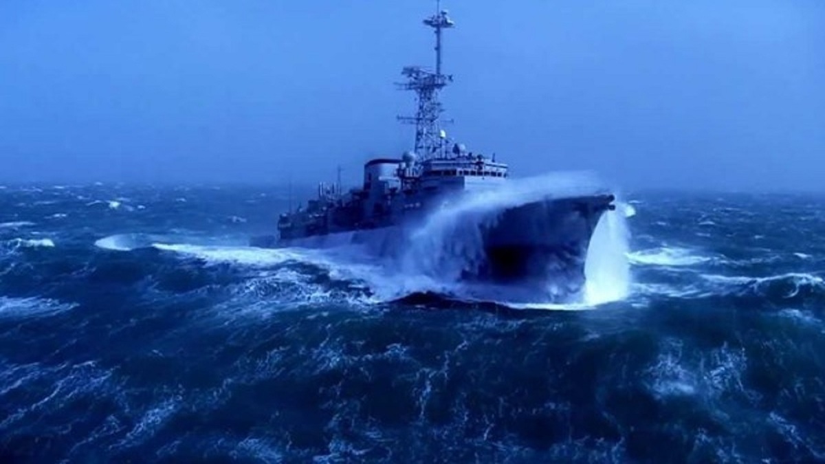فیلم| دو نیم شدن یک کشتی پس از وقوع طوفان دریایی
