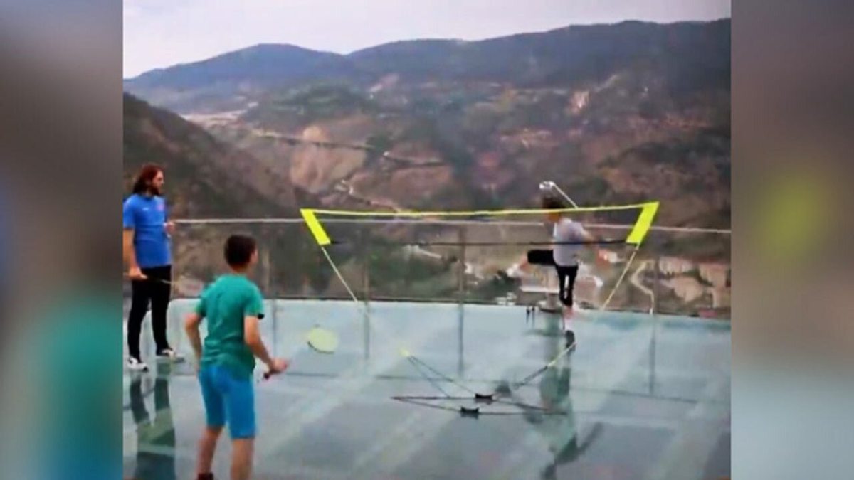 فیلم| زمین شیشه‌ای بدمینتون در ارتفاع ۲۴۰ متری