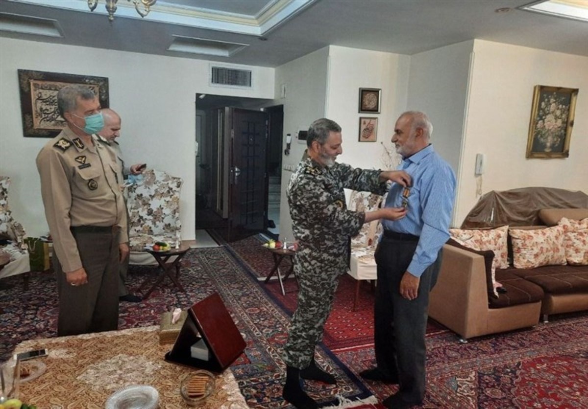 اهدای مدال فداکاری به امیر داودیان توسط فرمانده‌ ارتش