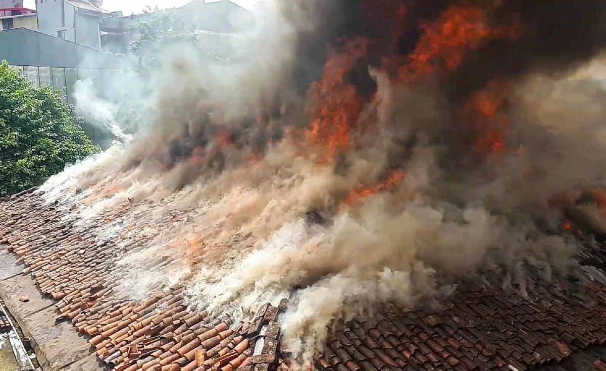 تصاویر| آتش سوزی یک خانه ویلایی در رشت
