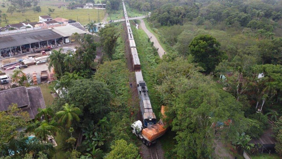 فیلم| تصادف قطار با تریلی در برزیل