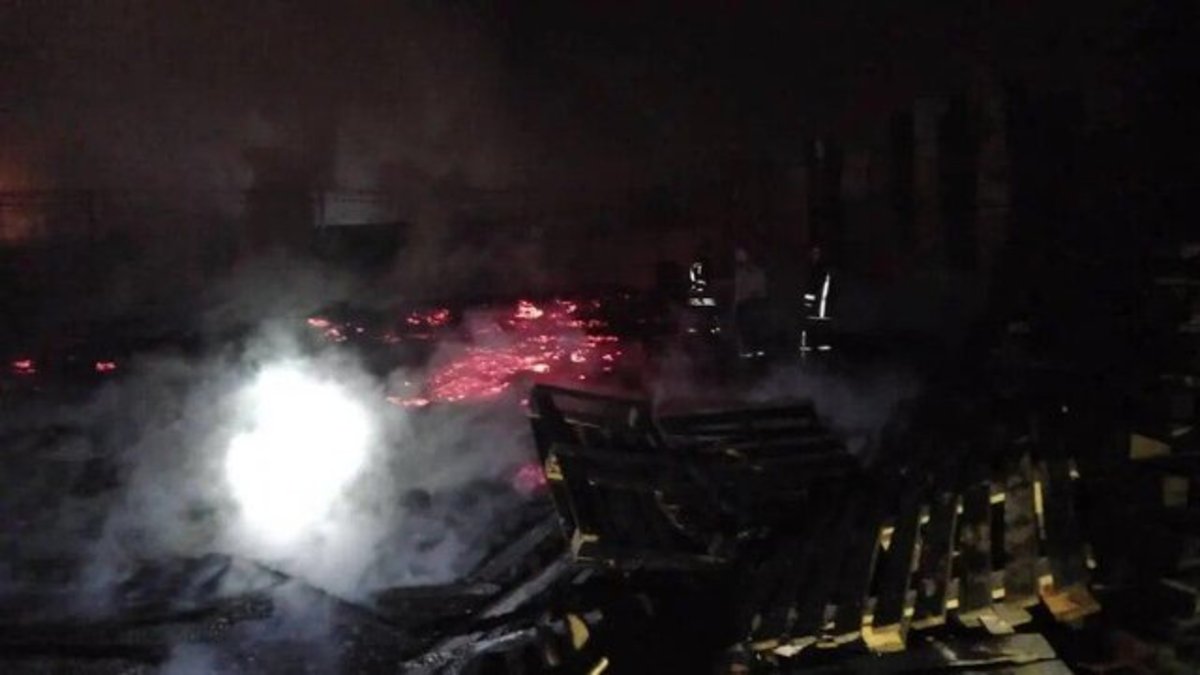 آتش‌سوزی گسترده در یک بارانداز در بزرگراه آزادگان