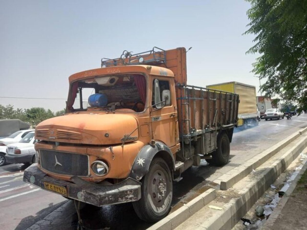 عکس| کامیون بنز بزرگراه آزادگان را به هم ریخت