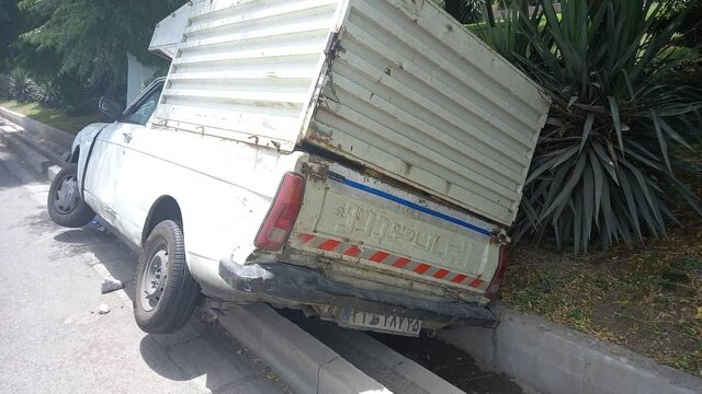 کامیون بنز بزرگراه آزادگان را به هم ریخت کامیون بنز بزرگراه آزادگان را به هم ریخت