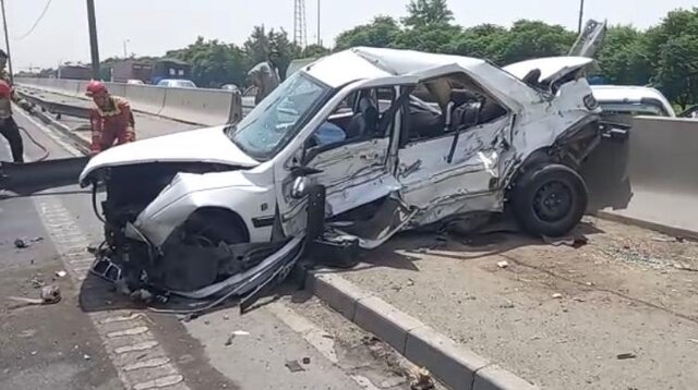 کامیون بنز بزرگراه آزادگان را به هم ریخت کامیون بنز بزرگراه آزادگان را به هم ریخت