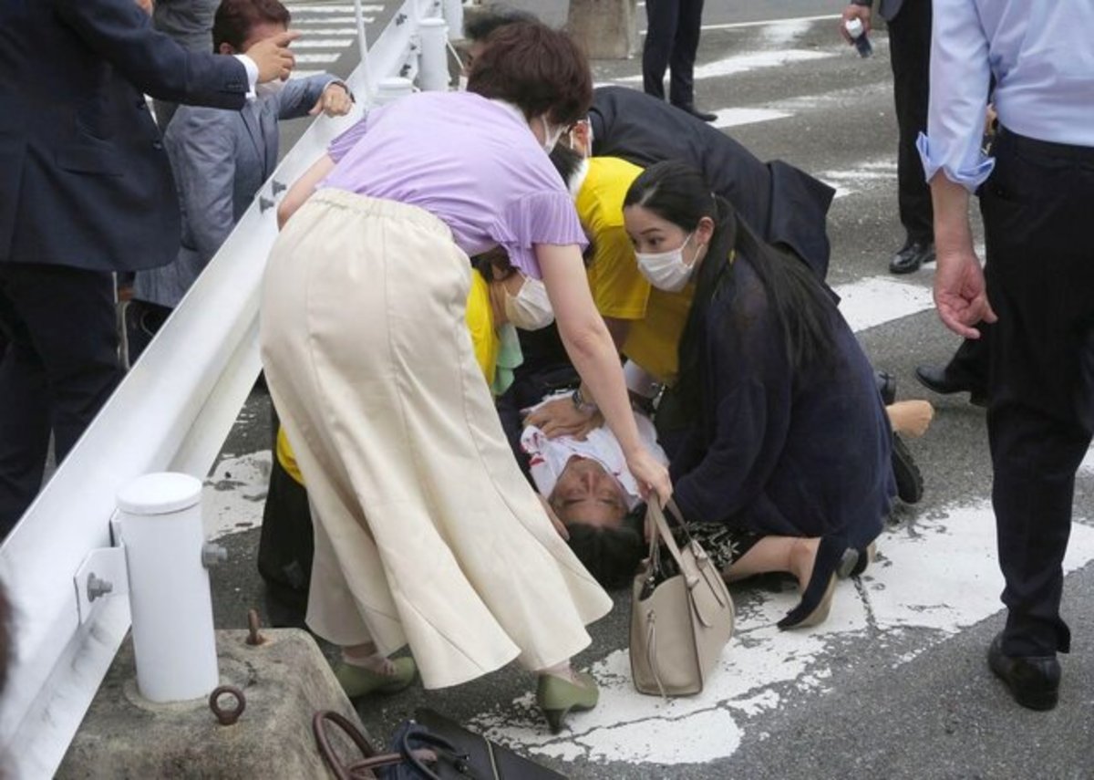 فیلم| تیراندازی به نخست وزیر سابق ژاپن؛ شینزو آبه جان باخت