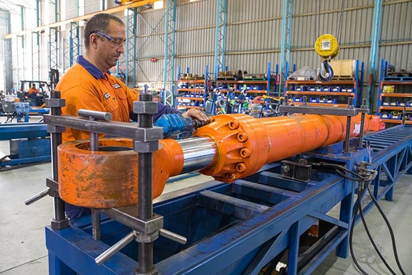 جک هیدرولیک چگونه کار میکند؟ جک هیدرولیک چگونه کار میکند؟