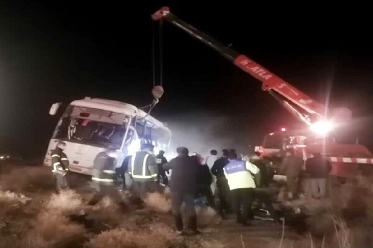 واژگونی اتوبوس در زنجان /۳ فوتی و ۱۴ مصدوم