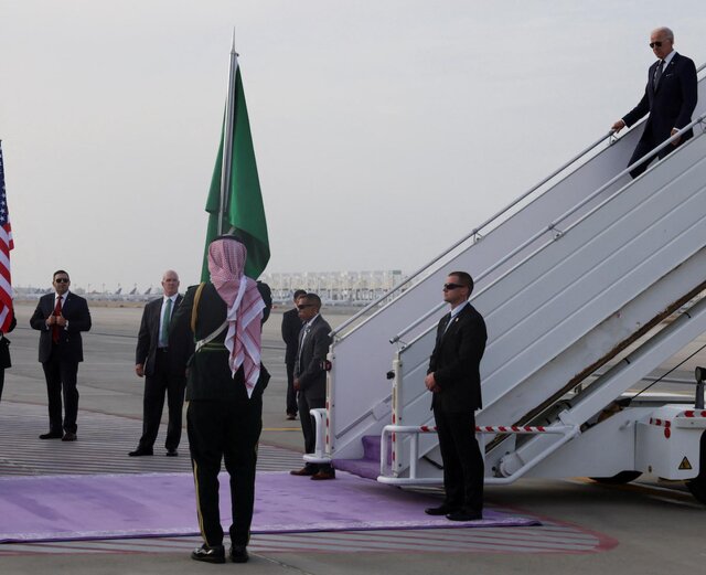 مقایسه استقبال فرودگاهی بایدن و ترامپ در عربستان