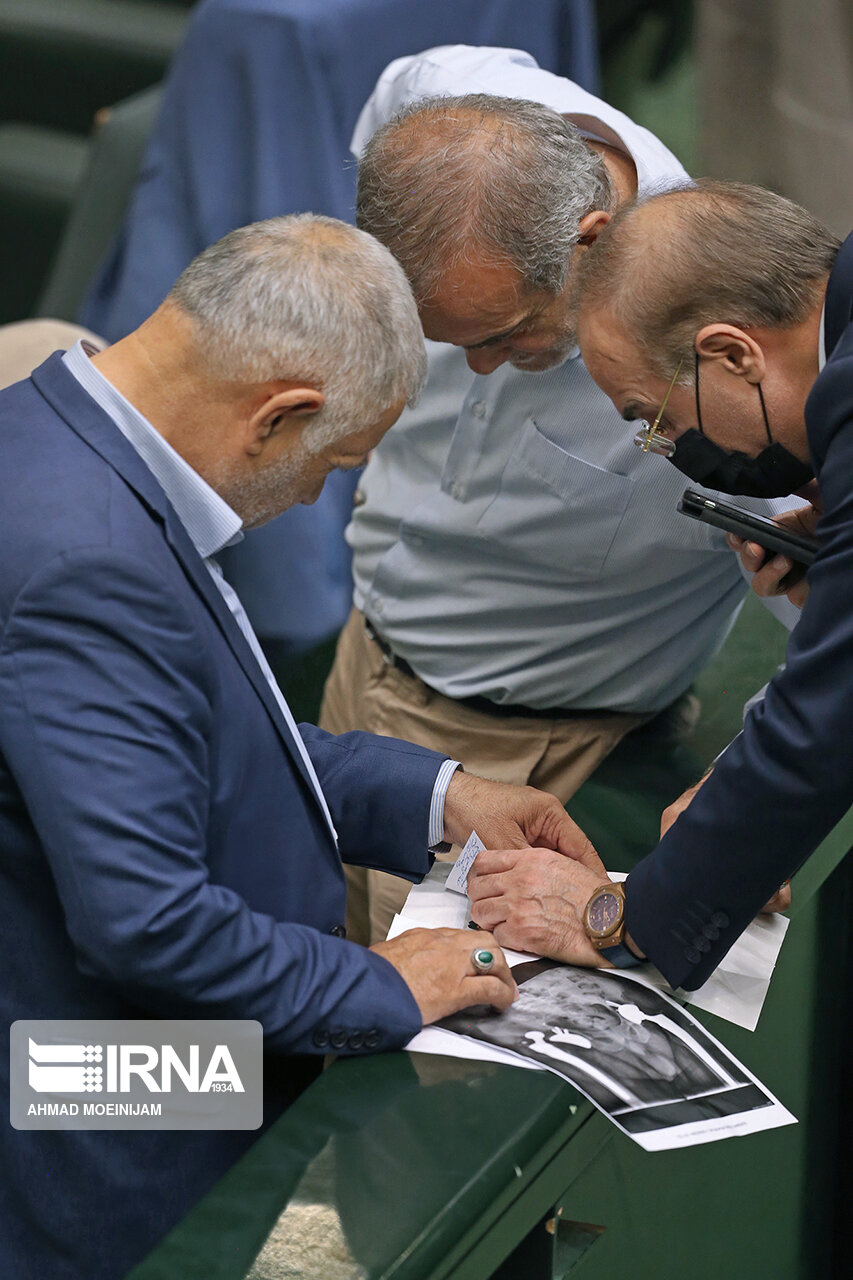 عکس| بررسی رادیوگرافی لگن آقای نماینده در جلسه علنی مجلس عکس| بررسی رادیوگرافی لگن آقای نماینده در جلسه علنی مجلس