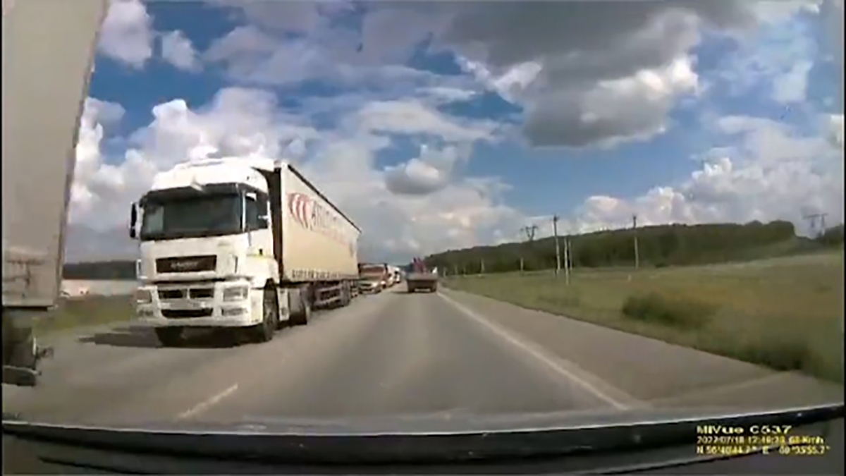 فیلم| تصادف راننده‌ای که قصد فرار از ترافیک را داشت