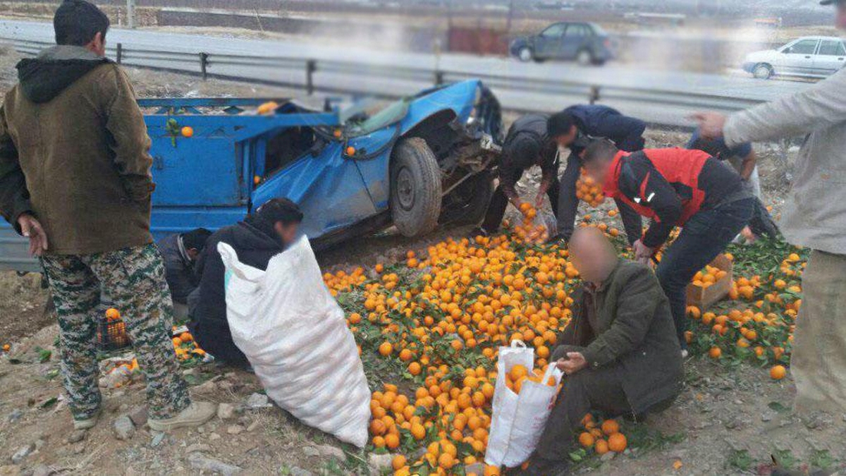 فیلم| همدلی شهروندان اردبیلی با خودروی واژگون شده حمل میوه