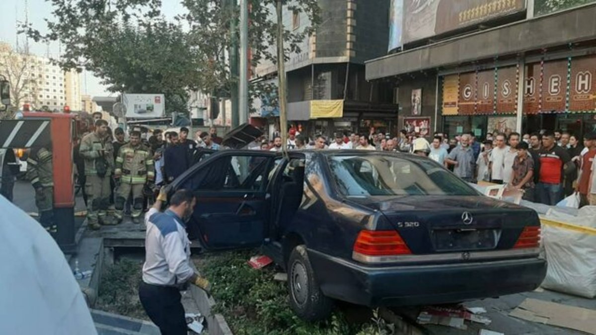 تصادف ماشین تشریفات در خیابان ولیعصر/ ۲ نفر مصدوم شدند