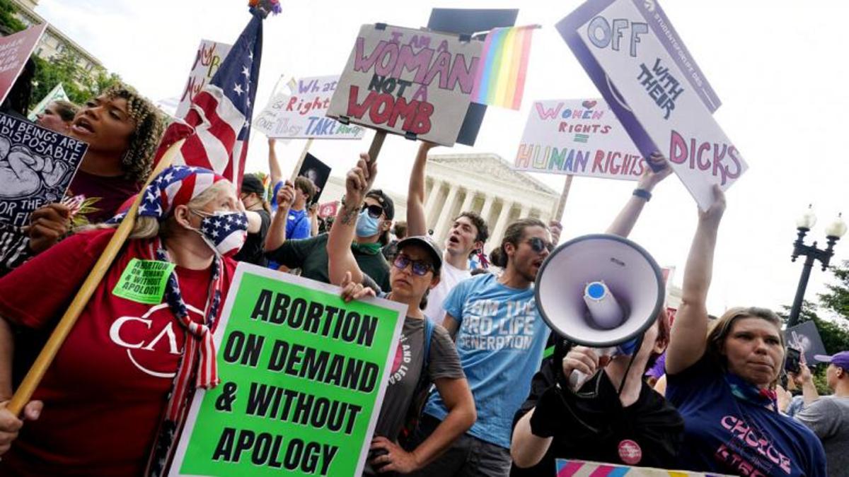 دیوان عالی آمریکا حق سقط جنین را از شمول حقوق اساسی خارج کرد