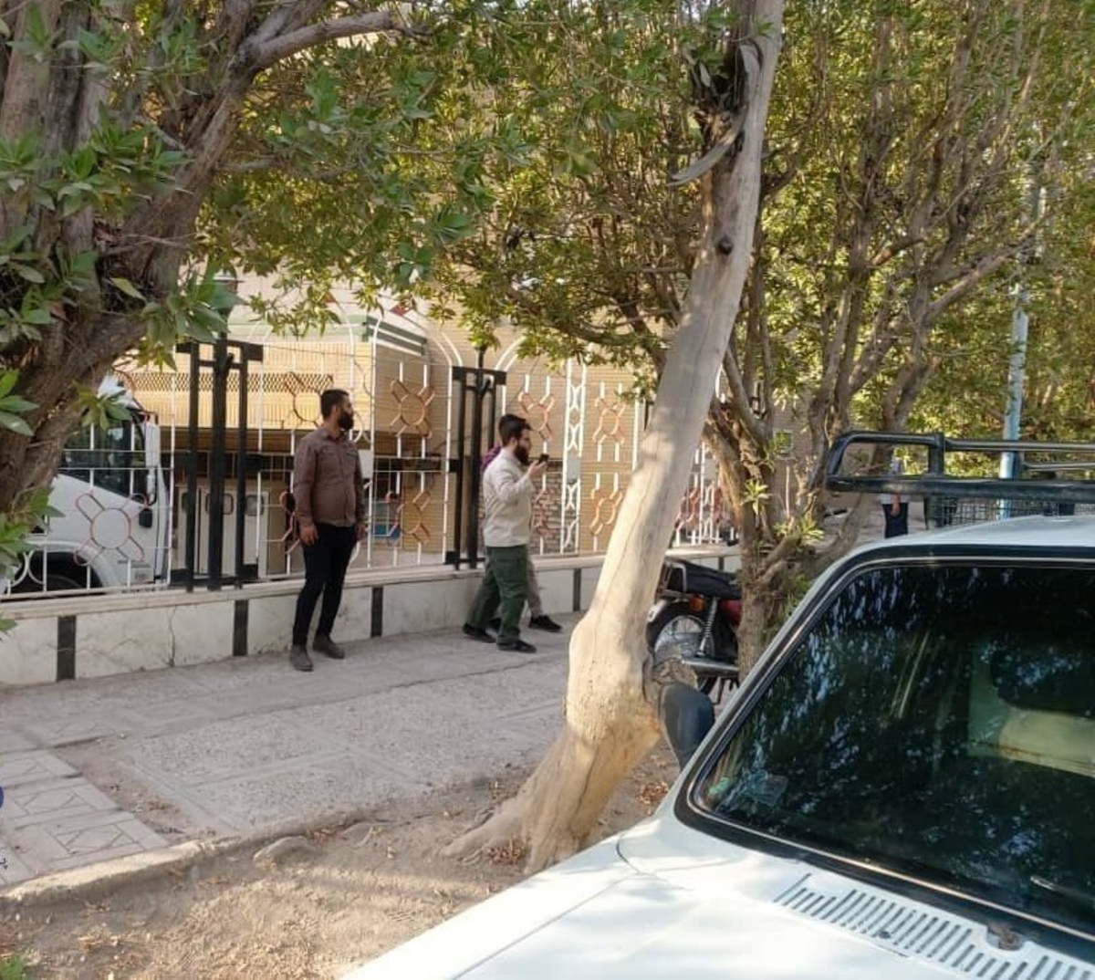 عکس| تلاش افرادی ناشناس برای جلوگیری از برگزاری کنسرتی در اهواز