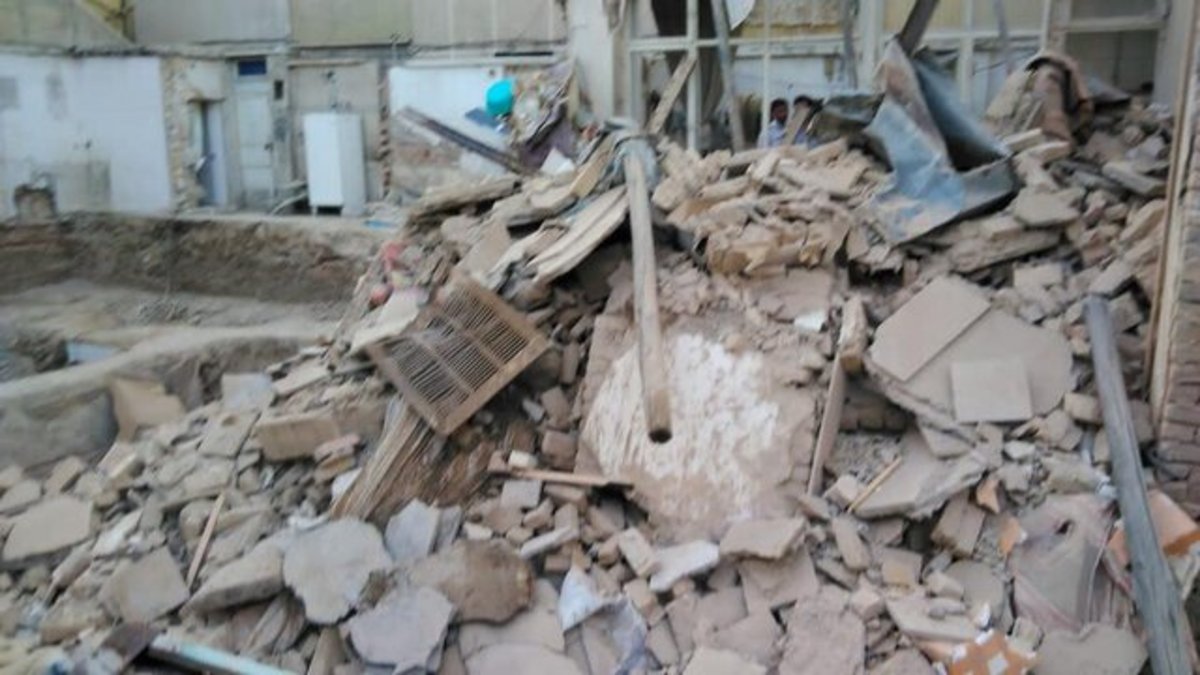 ریزش ساختمان در تهران/ نجات پسر۸ساله و زن ۷۰ ساله