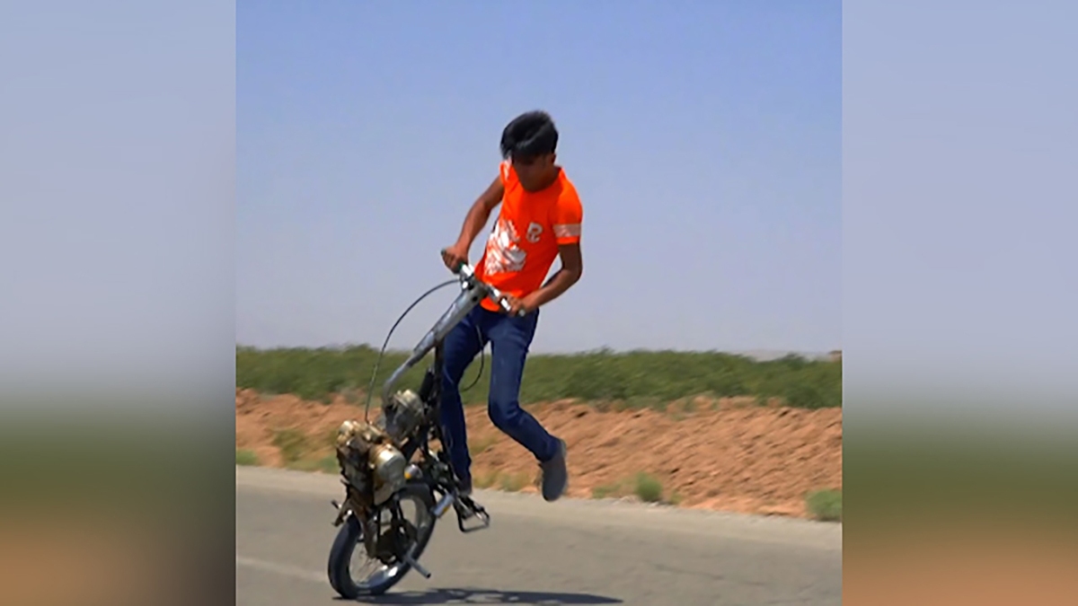 فیلم| راندن موتورسیکلت تک چرخ