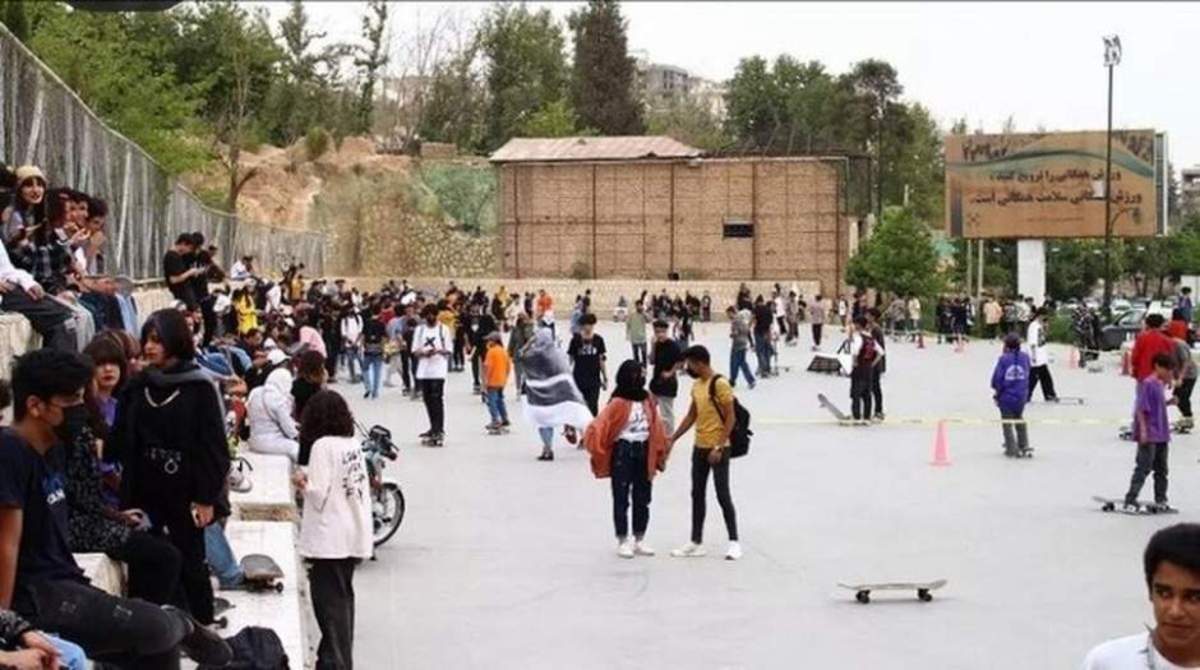 واکنش عباس عبدی به تجمع نوجوانان شیرازی؛ ایستادن در برابر این نسل نتیجه‌ای ندارد