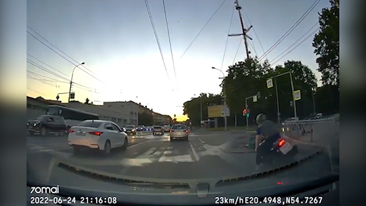 فیلم| زمین خوردن موتورسوار در تقاطع