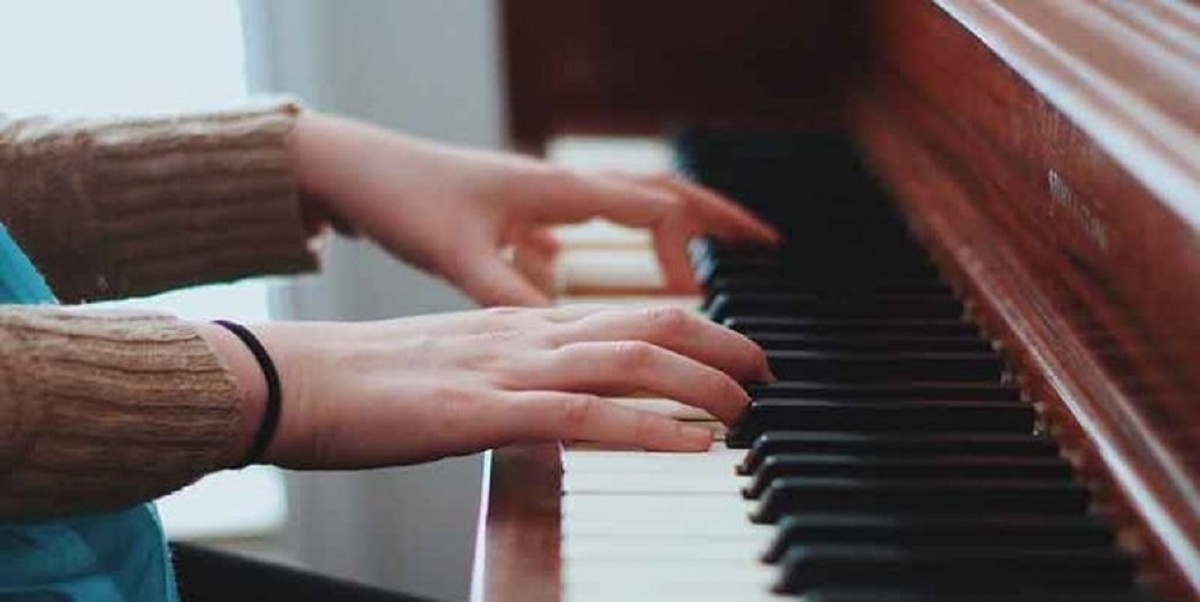 فیلم| نواختن پیانو بدون دخالت انگشتان دست