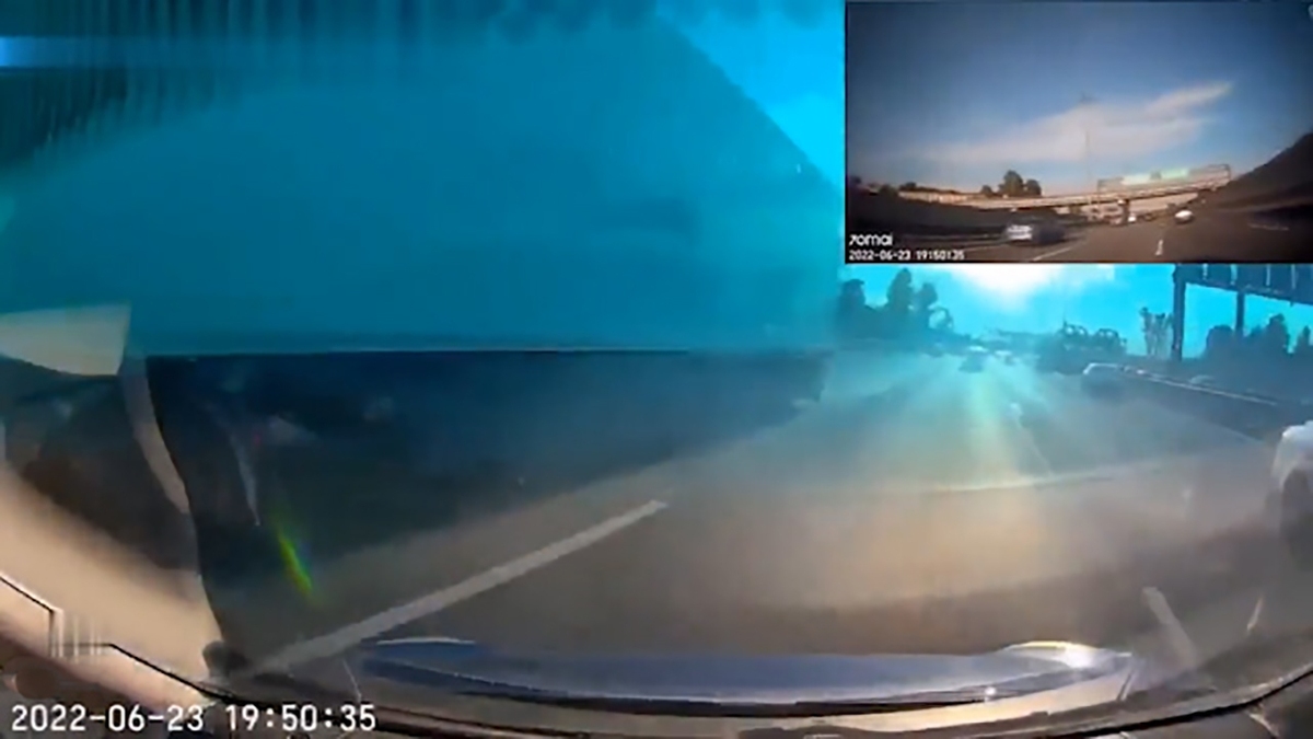 فیلم| تصادف با تریلی در بزرگراه از زاویه دید خودروی سواری