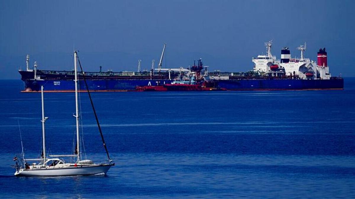 یونان کشتی روسی حامل نفت ایران را آزاد کرد
