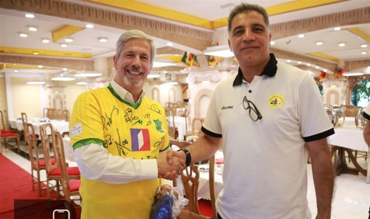 عکس| سفیر برزیل با پیراهن صنعت نفت آبادان