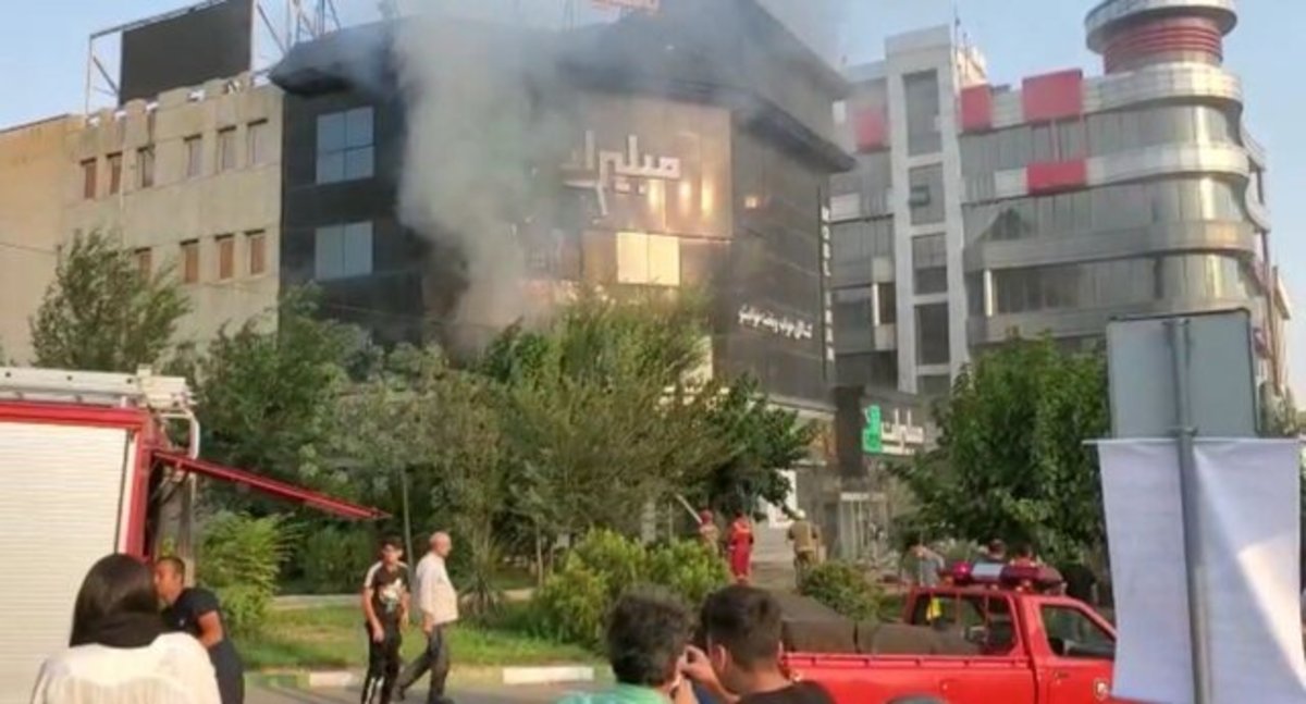 آتش‌سوزی یک نمایشگاه مبل در بزرگراه شهید ستاری