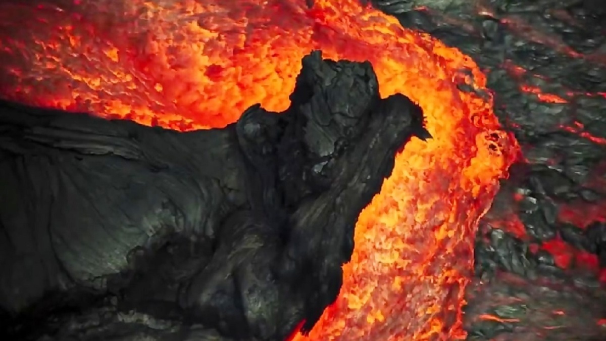 فیلم| ثبت فوران آتشفشان توسط پهپاد