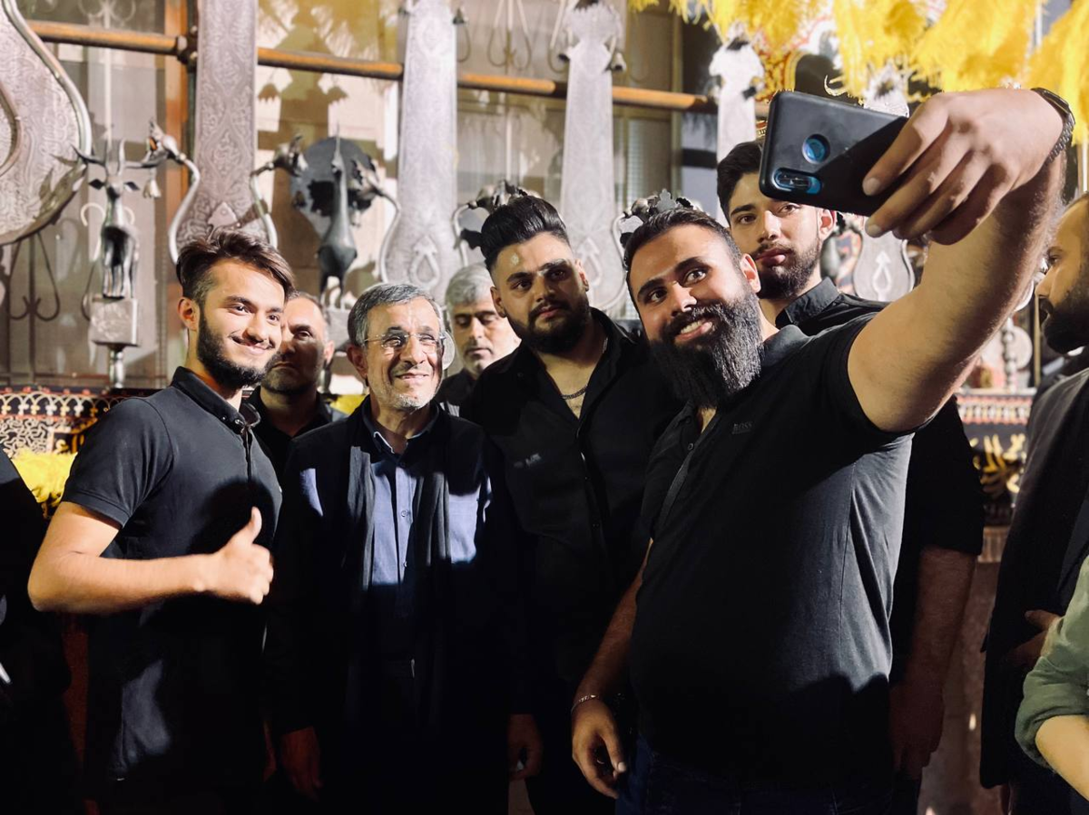 عکس‌های یادگاری با احمدی‌نژاد در مراسم شب تاسوعا