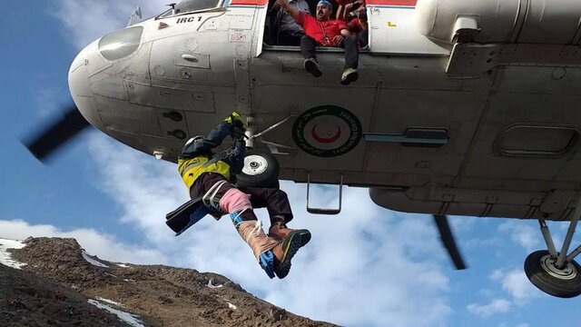 فیلم| سقوط سنگ چهار تنی روی یک کوهنورد در دماوند