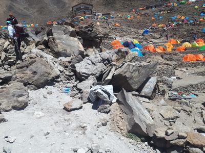 فیلم| لحظه ریزش سنگ‌های غول پیکر در دامنه دماوند