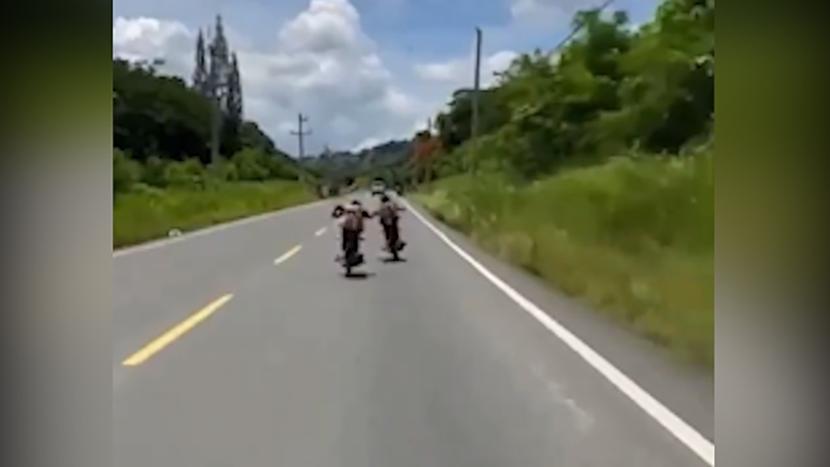 فیلم| حرکت نمایشی خطرناک دو موتورسوار در جاده