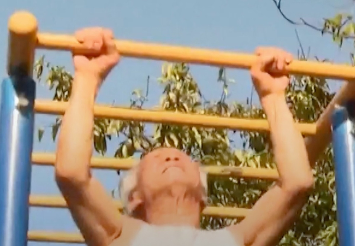 فیلم| قدرت بدنی خارق العاده پیرمرد ۹۲ ساله