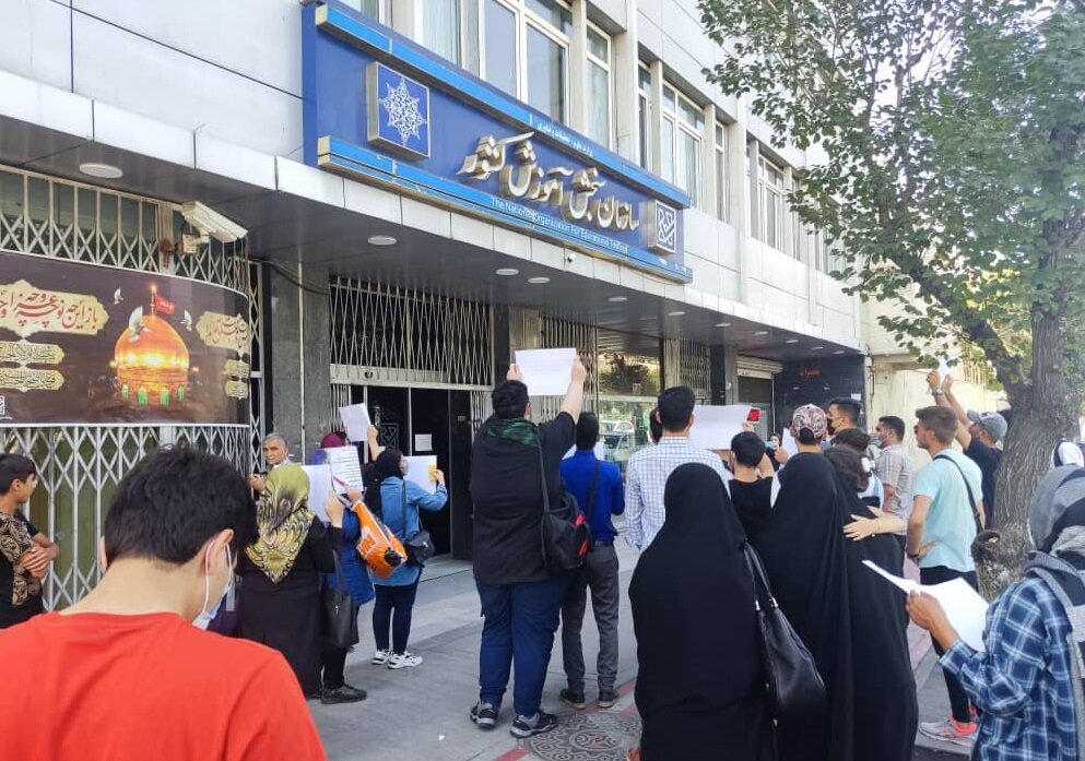 تجمع داوطلبان در اعتراض به مصوبه کنکور ۱۴۰۲ تجمع داوطلبان در اعتراض به مصوبه کنکور ۱۴۰۲