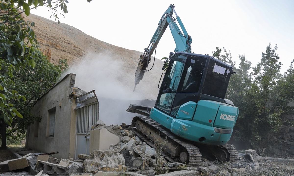 تصاویر| تخریب ساخت و ساز‌های غیر مجاز حریم و بستر رودخانه فرحزاد