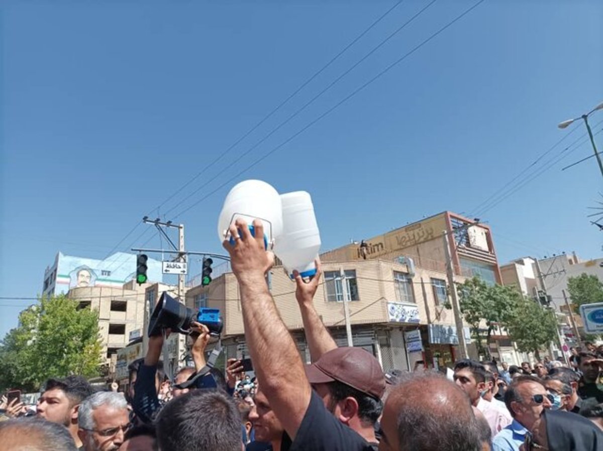 تجمع مردم شهرکرد در اعتراض به قطعی آب