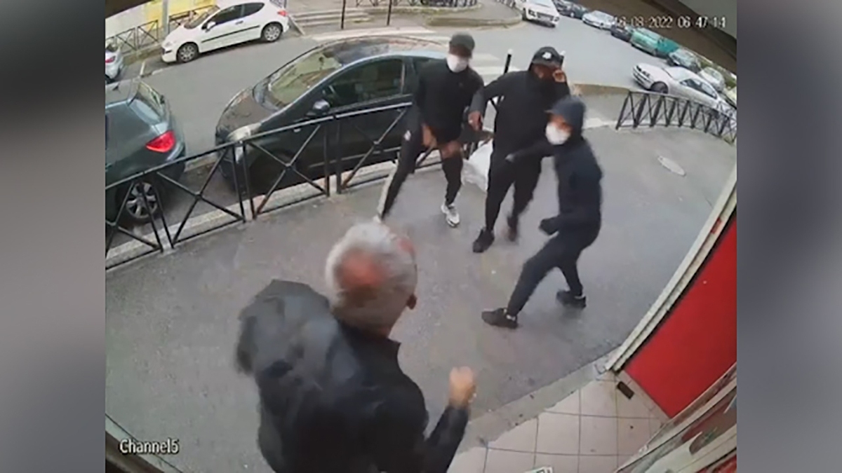 فیلم| حمله سه سارق به فروشنده در فرانسه