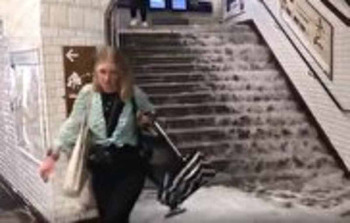 فیلم| ورود آب به ایستگاه مترو پاریس پس از بارش باران‌های شدید