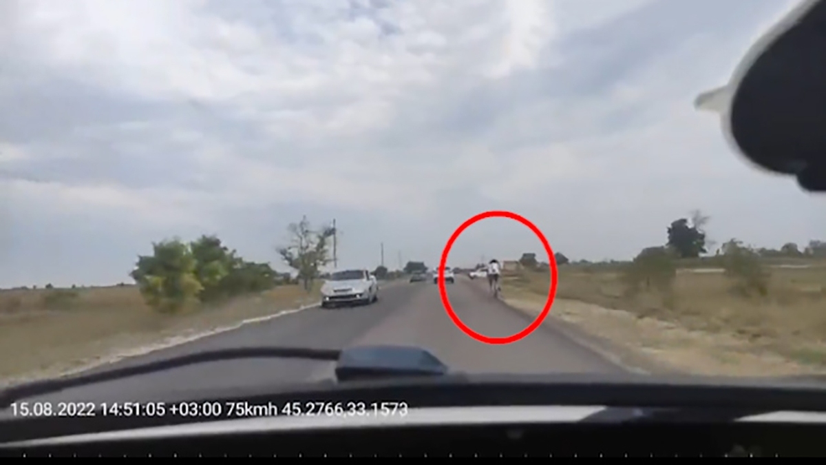 فیلم| سقوط دوچرخه سوار در نزدیکی ماشین در حال عبور