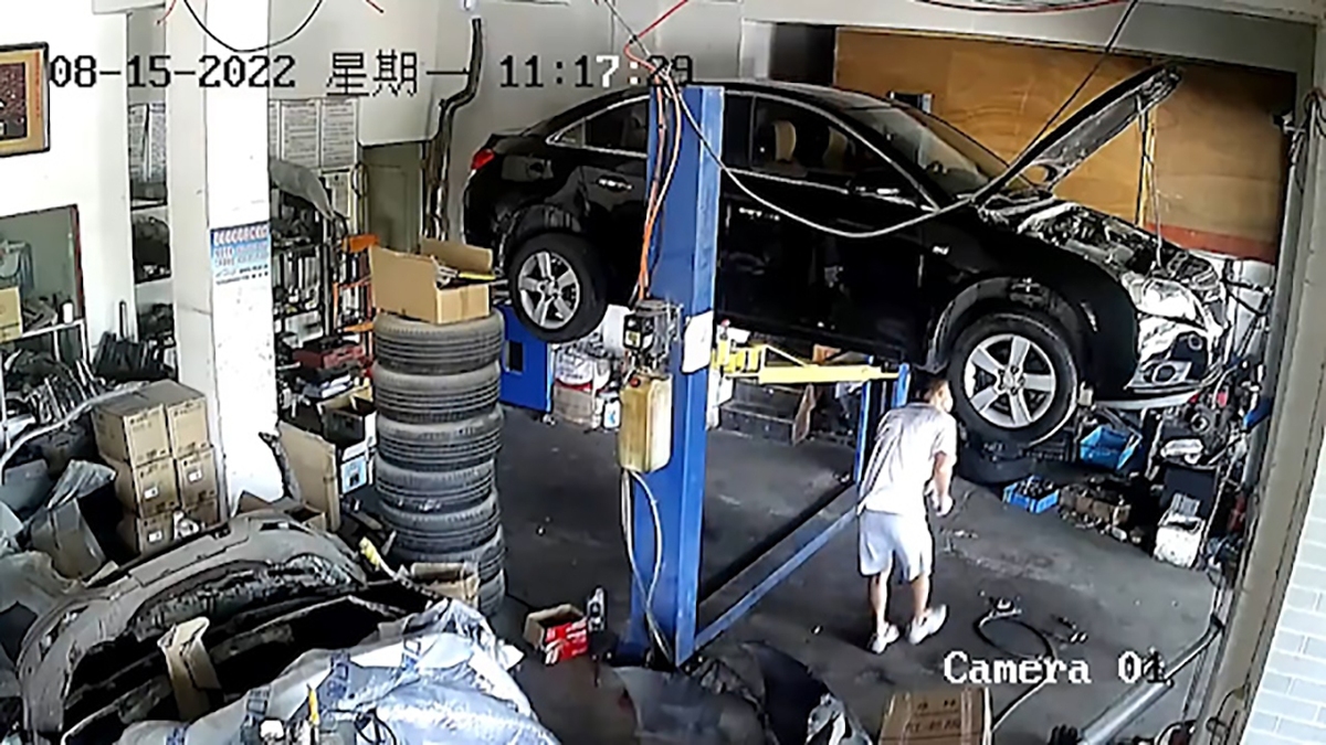 فیلم| سقوط ماشین از روی جک در تعمیرگاه