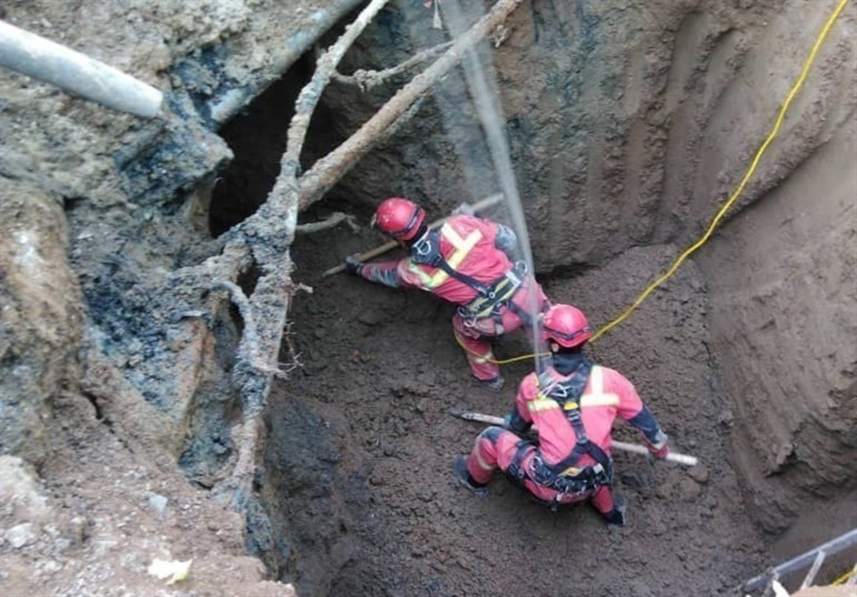 محبوس شدن ۲ کارگر در عمق ۱۰ متری زمین در خرم‌آباد