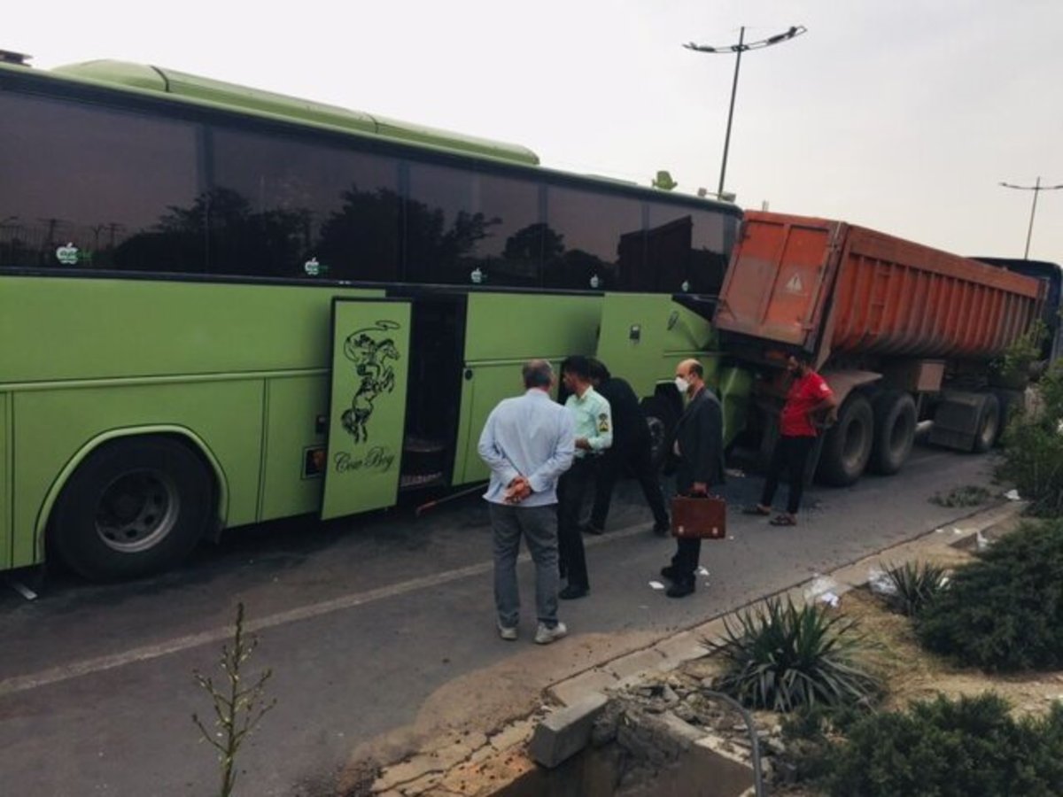 تصادف اتوبوس زائران کربلا در آزادراه تهران ساوه با ۴۲ مصدوم