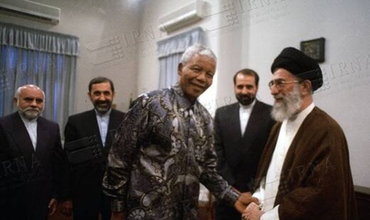ماندلا برای نشستن روی زمین در دیدار با رهبری تمرین کرده بود! /عکس