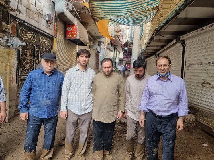 تا زانو در گل/ عکس یادگاری زاکانی و نمایندگان مجلس با سیل!